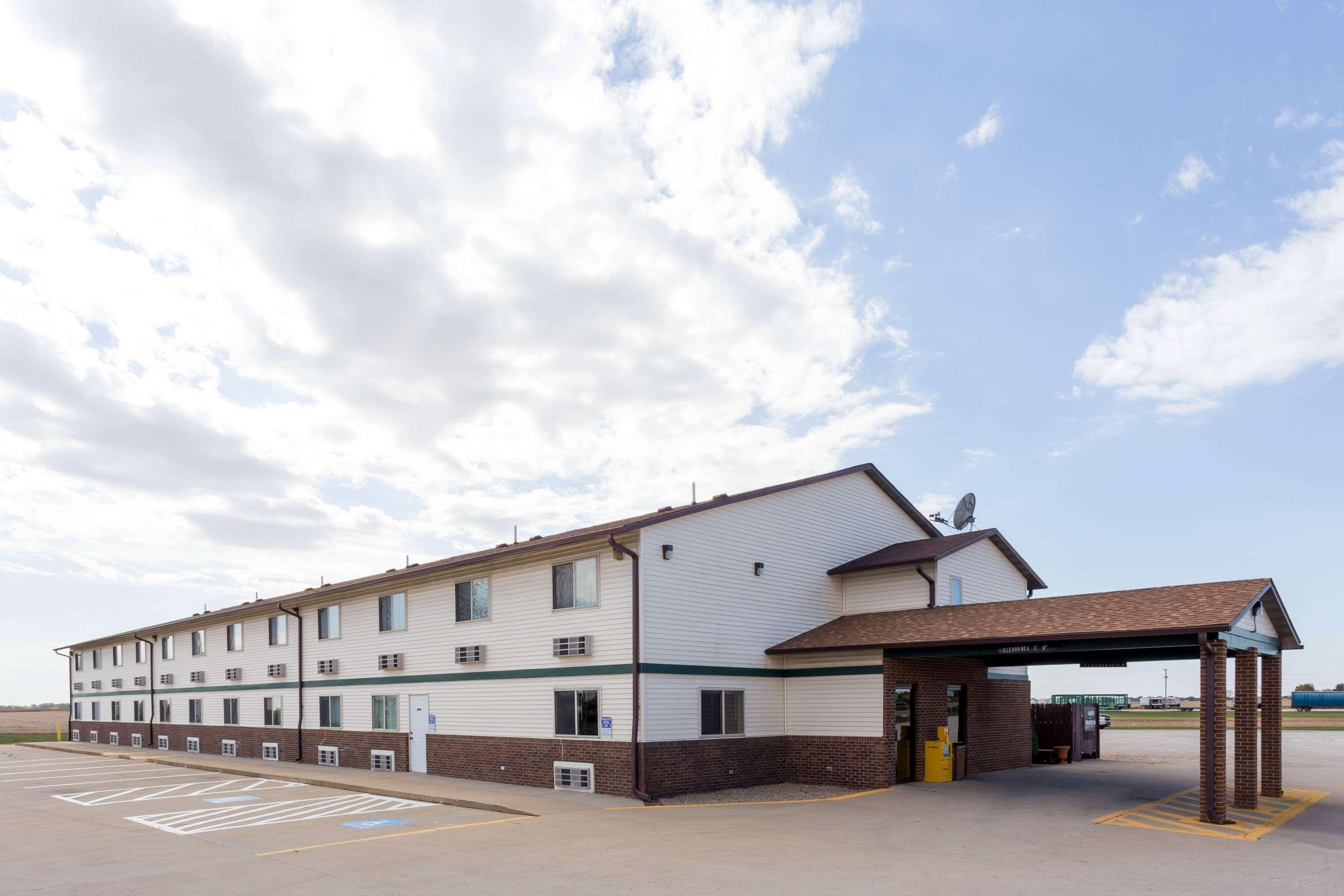 Super 8 By Wyndham Mendota I-39 Hotel Exterior photo