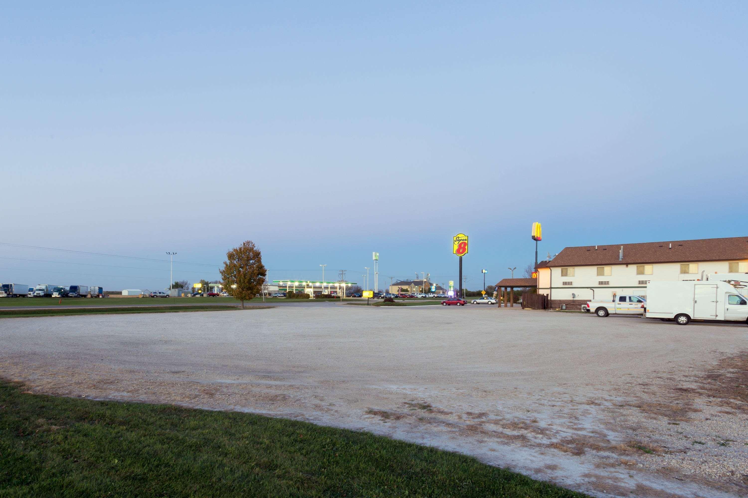 Super 8 By Wyndham Mendota I-39 Hotel Exterior photo