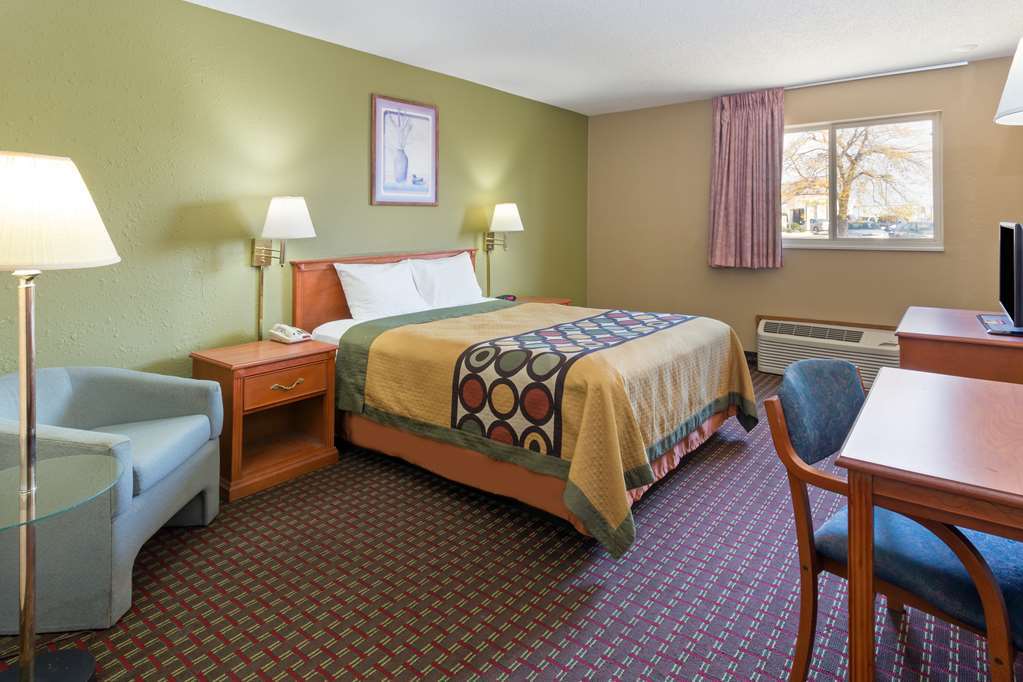 Super 8 By Wyndham Mendota I-39 Hotel Room photo